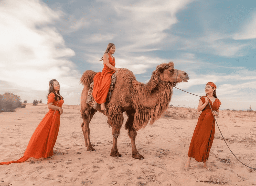 Du kh&aacute;ch c&oacute; thể thu&ecirc; trang phục ngay dưới ch&acirc;n đồi c&aacute;t